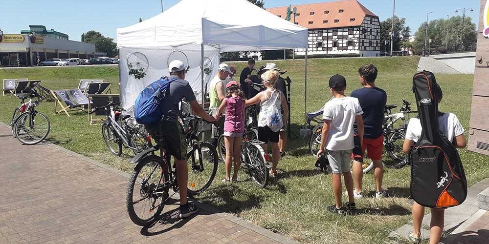 Uczestnicy eventu rowerowego przy stanowisku BikeDay