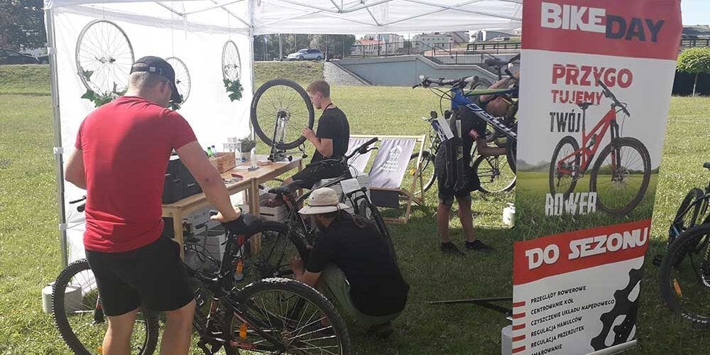 Serwis roweru przy mobilnym stanowisku BikeDay