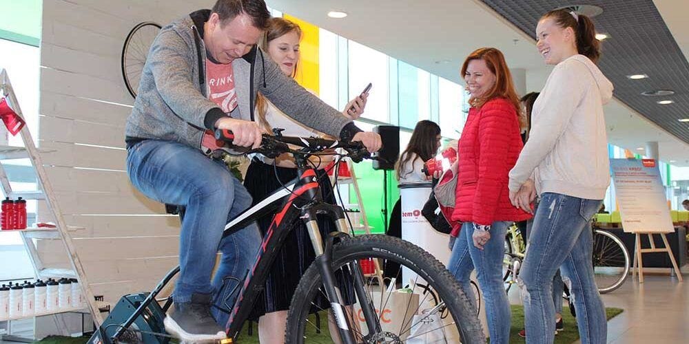 Uczestnik testuje rower na stanowisku BikeDay