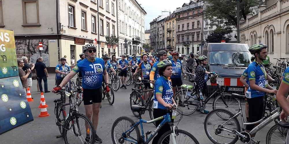 Uczestnicy firmowej wycieczki rowerowej w mieście