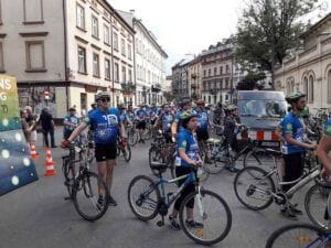Uczestnicy firmowej wycieczki rowerowej w mieście