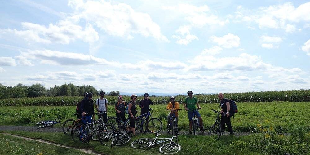 Uczestnicy wycieczki rowerowej na trasie w Ojcowie
