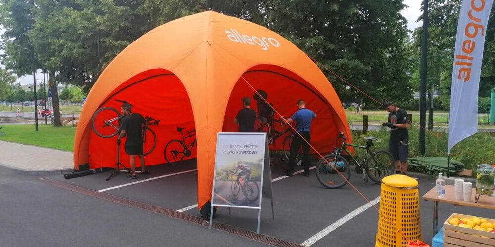 Mobilny serwis rowerowy BikeDay pod pomarańczowym namiotem