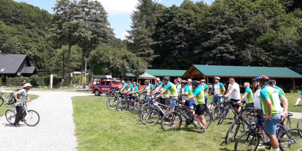Grupa uczestników wycieczki rowerowej na postoju