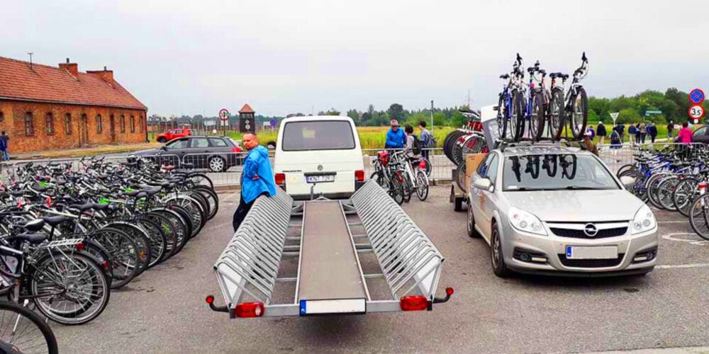 Flota rowerów i przyczepa przygotowane do transportu