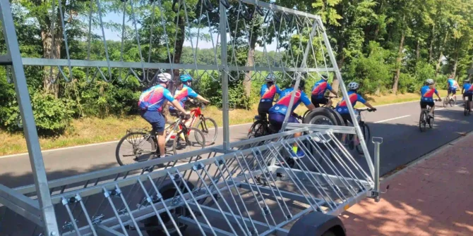 Grupa rowerzystów i przyczepa do transportu rowerów BikeTrip