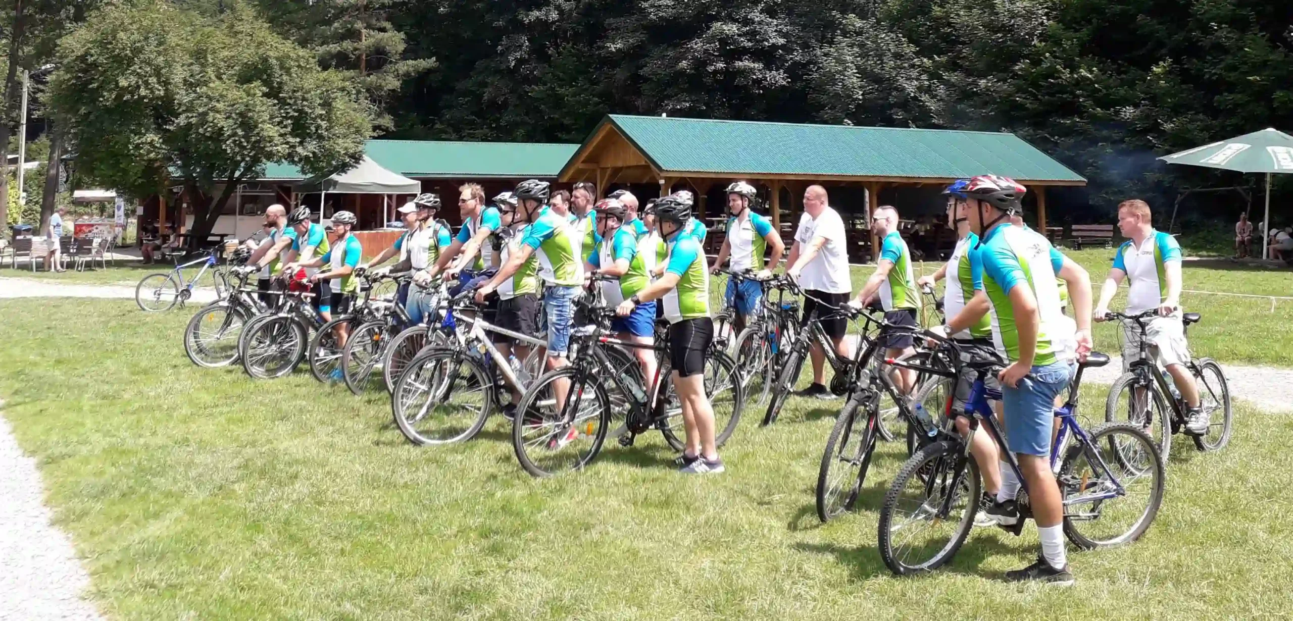 Biały młodzieżowy rower turystyczny w wypożyczalni BikeTrip Pobierowo