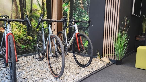 Rowerzyści z rowerami w wypożyczalni BikeTrip w Krakowie