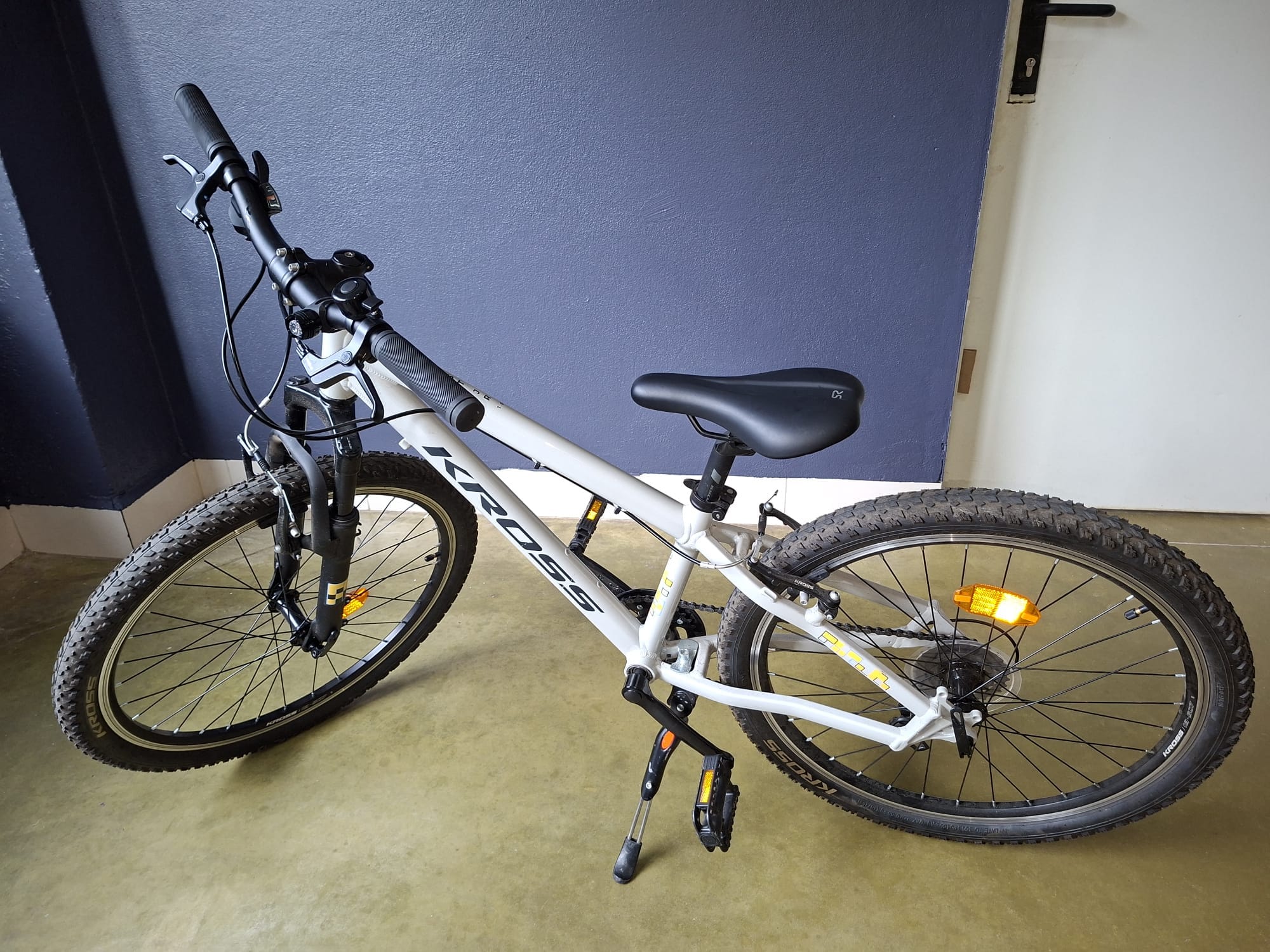 Biały młodzieżowy rower turystyczny w wypożyczalni BikeTrip Pobierowo